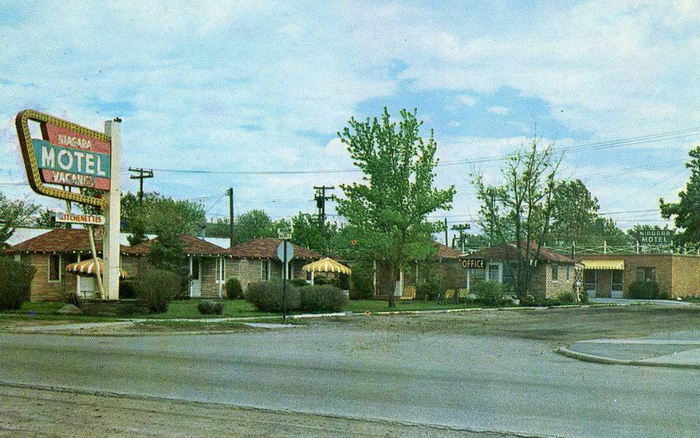 Niagara Motel (Parklane Motel) - Old Postcard View (newer photo)
